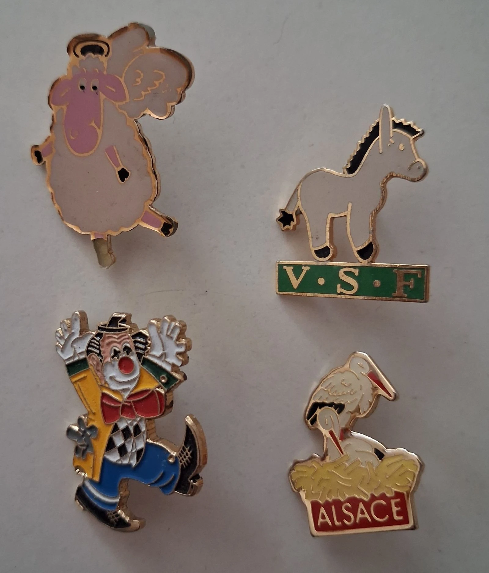 Lot de 4 pin's différents
